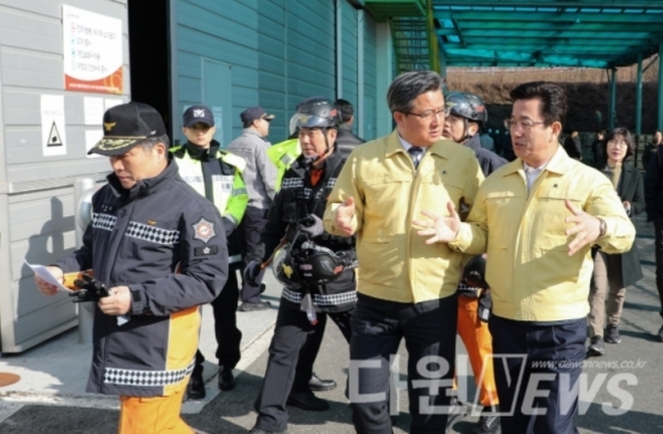 허태정 대전시장과 정용래 유성구청장이 14일 폭발사고가 발생한 한화 대전공장을 현장을 점검하고 있다