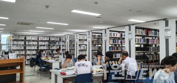 폭염을 피해 조용히 독서할 수 있는 가오도서관 모습 [사진/동구청제공]