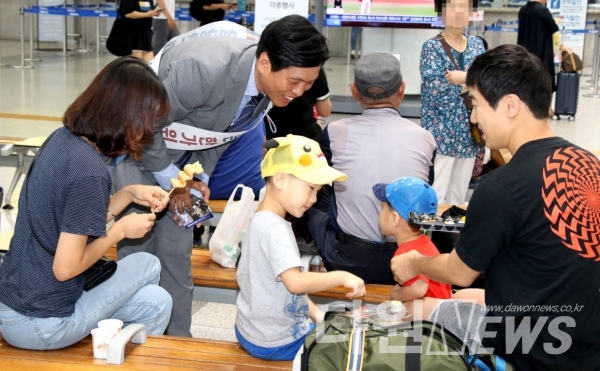 더불어민주당 대전시당은 11닝 오전 대전역에서 귀성객들을 대상으로 정책홍보물을 배부하고 명절 인사를 했다. ⓒ다원 뉴스