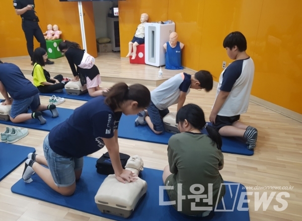 대전시교육청이 지난달 26일부터 5주간 대전둔산초등학교에서 ‘2019년 어린이 재난안전훈련’을 진행하고 있는 가운데, 어린이들이 심폐소생술 훈련에 참여하고 있다.(사진제공=대전시교육청)
