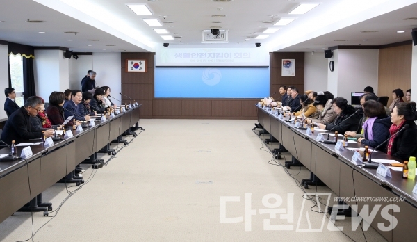 대전 서구는 12일 구청 장태산실에서 생활안전지킴이 68명과 적극 민생행정 강화를 위해 회의를 개최했다. [사진/서구청제공]