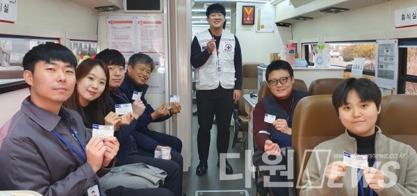 14일 공사 김경철 사장과 직원들이 헌혈 증서를 들고 환하게 웃고 있다. [사진/대전도시철도공사 제공]