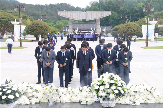 더불어민주당 대전 중구 황운하 국회의원 당선인 및 시구의원, 핵심당직자들이 18일 광주 국립 5.18민주묘역을 참배하고 있다. ⓒ다원뉴스