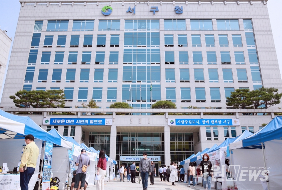 대전 서구는 28일 청사 야외 광장에서 대전 사회적경제기업 장터를 개최했다. [사진/서구청제공]