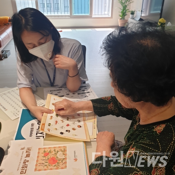 대전 서구 치매안심센터는 코로나19 장기화로 인해 치매환자 및 고위험군 어르신들의 돌봄 공백을 최소화하기 위한 ‘찾아가는 서비스 운영’을 시작했다고 3일 밝혔다.