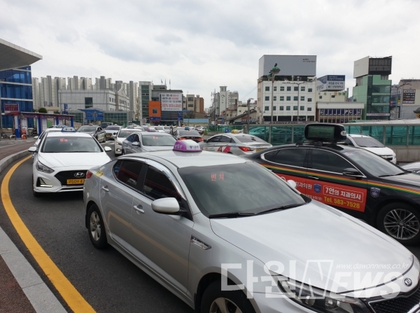 대전시는 코로나19 사태 이후 소득이 급감한 택시 기사들에게 긴급 생활안정자금을 지원한다고 22일 밝혔다.