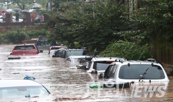 지난 7월 30일 내린 폭우로 대전 서구 정림동 한 아파트 주차장이 물에 잠기며 차량들이 침수됐다. ⓒ다원뉴스