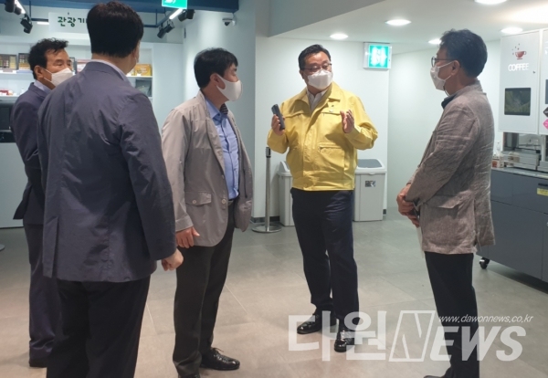 대전시의회 홍종원(더불어민주당, 중구2)행정자치위원장은 지난 25일 추석을 맞아 대전트래블라운지를 찾아 관계자들을 격려했다.