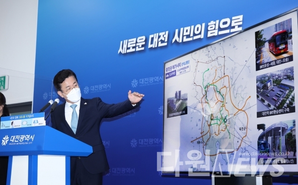 허태정 대전시장이 6일 시정 브리핑을 통해 대전중심의 광역도로‧철도망 재편 계획을 설명하고 있다. [사진/대전시 제공]