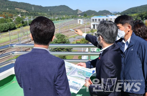 대전도시철도 외삼차량기지를 찾은 허태정 대전시장(왼쪽)이 시설운영에 대한 설명을 듣고 있다. / 대전시 제공출처 : 뉴스티앤티(http://www.newstnt.com)