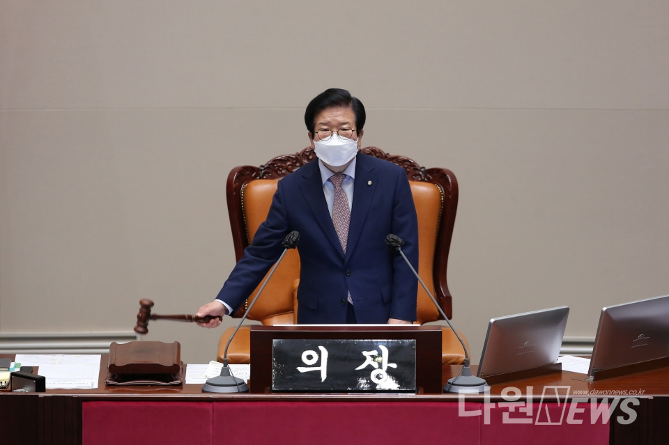 국회세종의사당법을 처리하며 의사봉을 두드리는 박병석 국회의장