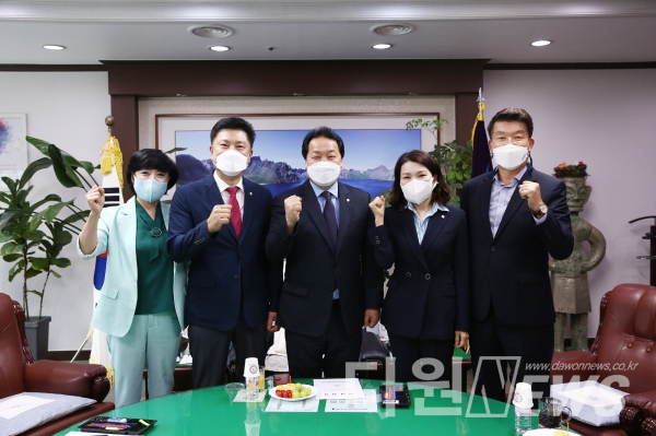 대전 서구의회(의장 이선용)에서 28일 5개구 의장단협의회(회장 대덕구 김태성의장)월례회를 개최했다.