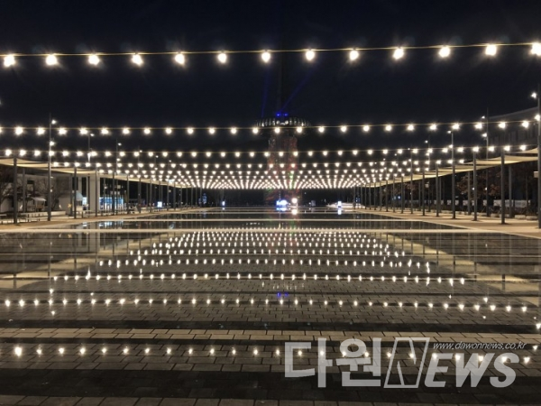 대전마케팅공사는 엑스포과학공원 한빛탑 물빛광장에 야간 경관조명을 설치했다고 30일 밝혔다. (사진= 대전마케팅공사 제공)
