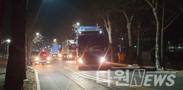 한국원자력환경공단은 23일 새벽 중․저준위 방폐물 305드럼을 총 11대의 차량을 이용하여 약 6시간에 걸쳐 경주 최종처분장으로 옮겼다. [사진/대전시 제공]
