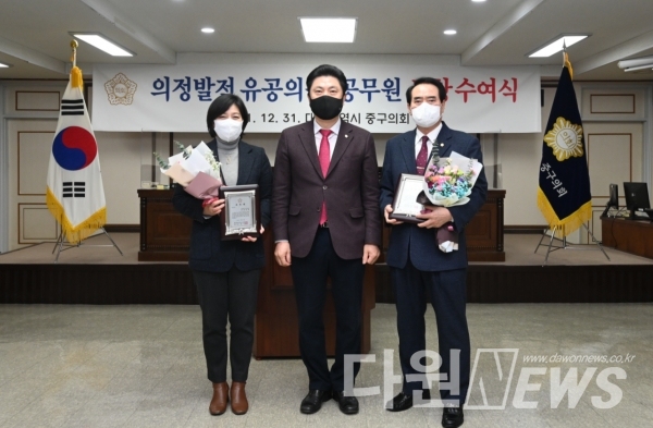 (왼쪽부터) 조은경 의원, 김연수 의장 의원, 서명석 의원