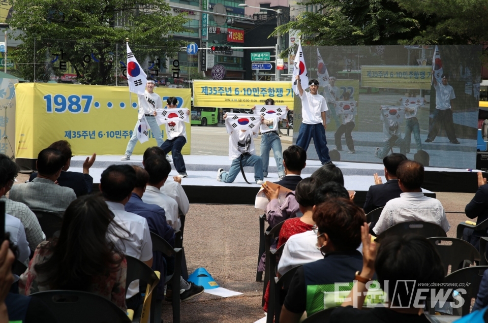 10일 천안 신부공원에서 충남민주화운동계승사업회와 ‘제35주년 6‧10 민주항쟁 기념식’을 개최했다.