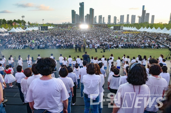 이날 세종시 출범 10주년 기념식은 시민 2만 5,000여 명이 몰려 대성황을 이루었다. [사진/세종시 제공]