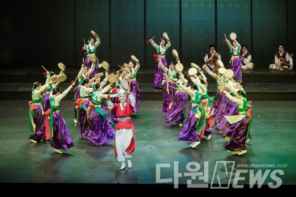 대전시립무용단의 ‘축원 남도 소고춤’ 공연 모습 [사진/대전시립무용단 제공]