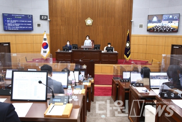 대전 서구의회(의장 전명자)는 9월 16일, 15일간의 일정으로 제271회 제1차 정례회를 개회했다.