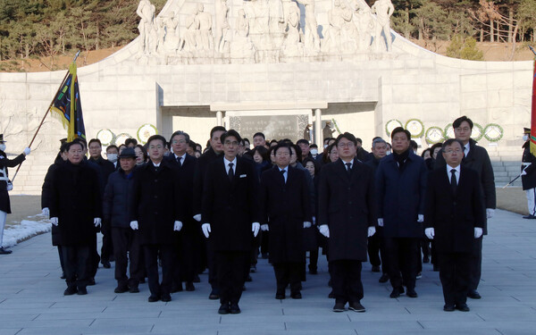 ▲ 더불어민주당 대전시당 현충훤 참배 모습.