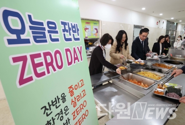 구내식당에서 잔반 없는 날 운영에 참여하고 있는 박희조 동구청장