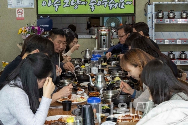 대덕구 공직자들이 16일 한국타이어 대전공장 화재로 어려움을 겪는 목상동 골목상권을 돕고자 지역 식당을 찾아 점심 식사를 하고 있다.