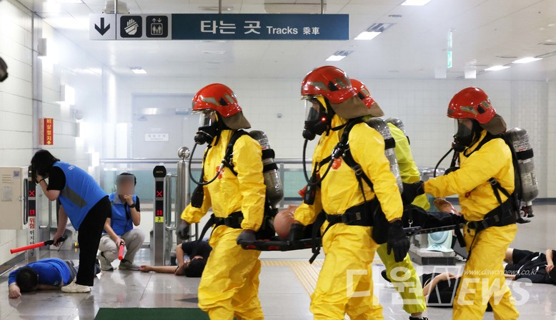 대전 동구는 22일 지하철 신흥역에서 2023년 을지연습 실제 훈련 일환으로, ‘신흥역 드론 테러 대응 및 피해복구훈련’을 실시했다 [사진/동구청 제공]
