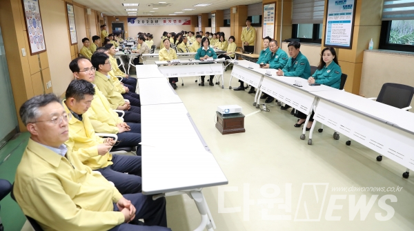 대전시의회 교육위원회가 23일 대전교육청 '을지연습' 상황실을 방문해 직원들을 격려하고 있다. ⓒ대전시의회