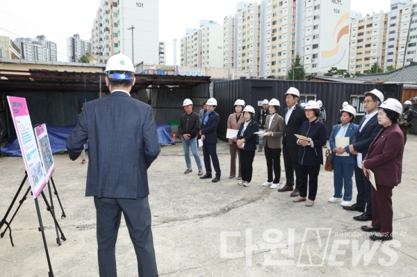 대전 동구의회 의원들이 효평마루를 방문해 현장을 점검하고 있다. ⓒ대전 동구의회