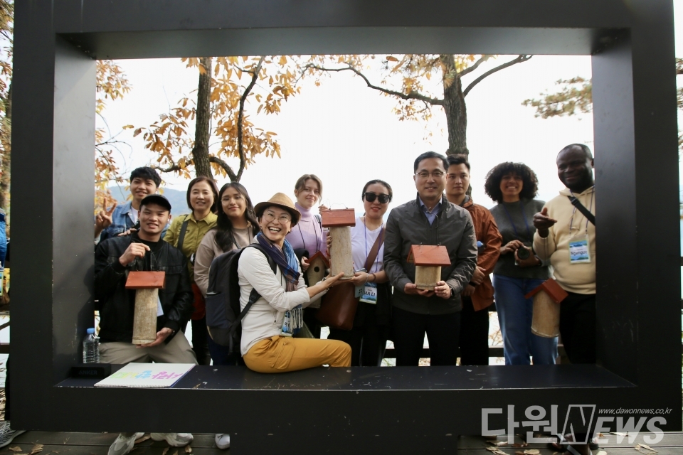 대전 동구는 지난 4일 깊어가는 대청호의 가을 정취를 느낄 수 있는 ‘외국인과 함께하는 대청호 가을 탐방’ 프로그램을 성공적으로 개최했다