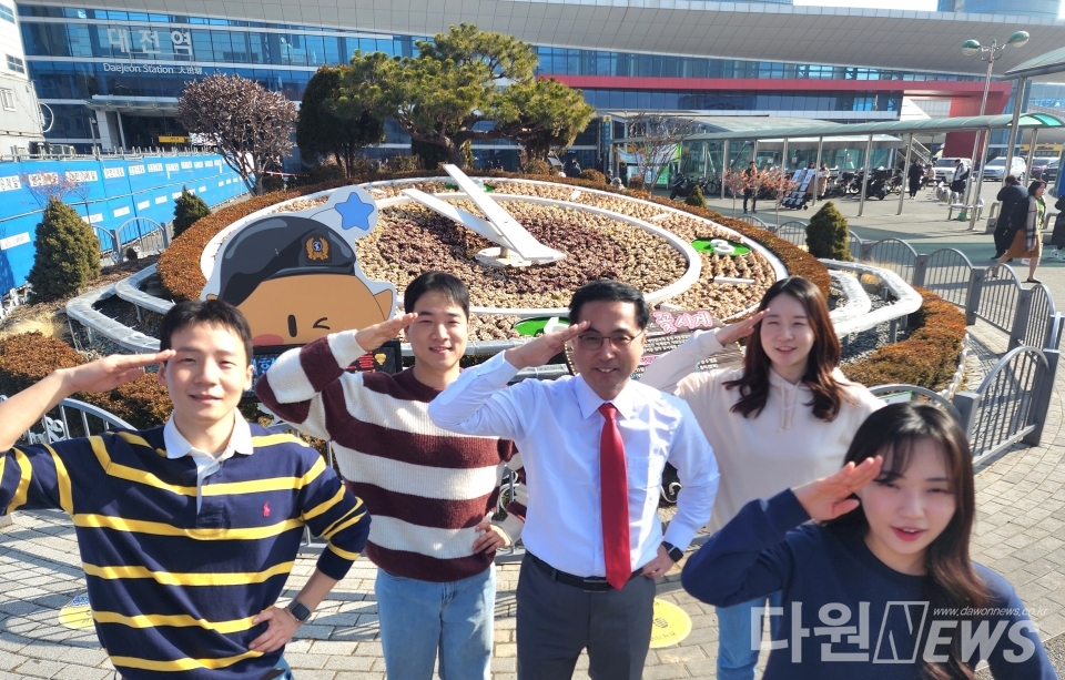 박희조 구청장이 대전역 서광장에 설치된 꿈돌이 장병 포토존을 홍보하기 위해 공직자들과 함께 춤을 추고 있다. ⓒ대전 동구청
