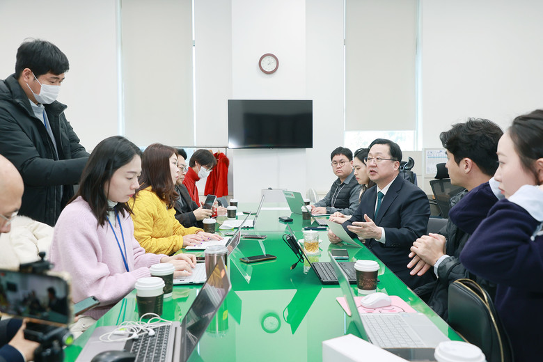 이장우 대전시장은 16일 오후 대전시청 기자실을 찾아 민생토론회에서 윤석열 대통령을 만나 대전의 주요 현안 사업에 대한 지원을 건의했다고 설명했다.