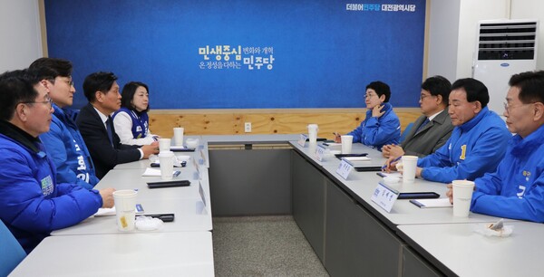 더불어민주당 소속 대전지역 총선 후보자들 회동 모습