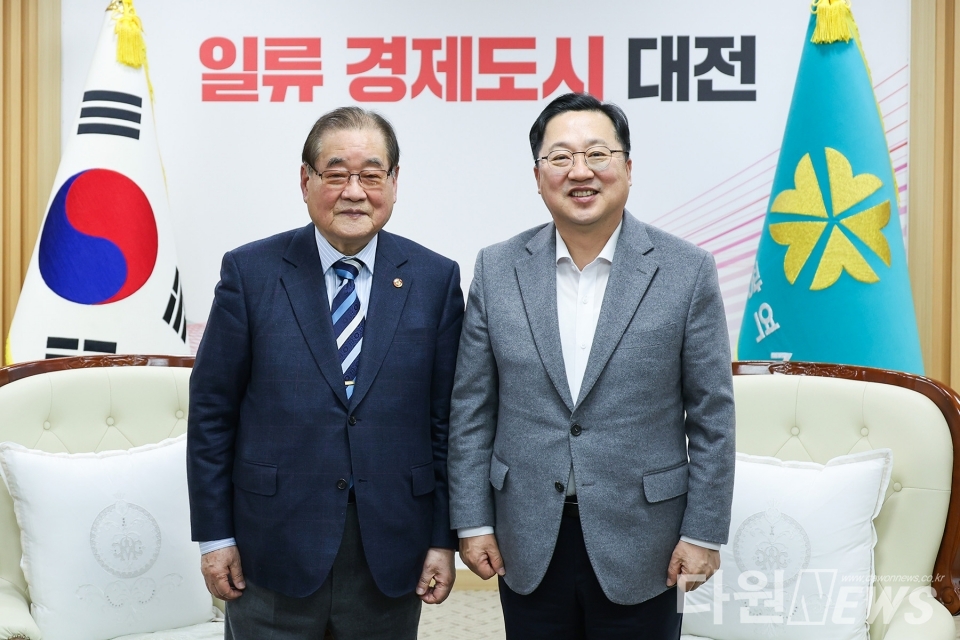 이장우 대전시장은 28일 이종찬 광복회장과 만나‘대전 독립운동기념 시설 조성”에 대해 논의했다.