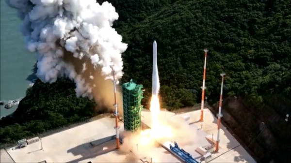 국내 독자 기술로 개발된 한국형 발사체 누리호(KSLV-Ⅱ)가 21일 오후 전남 고흥군 나로우주센터에서 2차 발사되고 있다. [사진/과학기술정보통신부]
