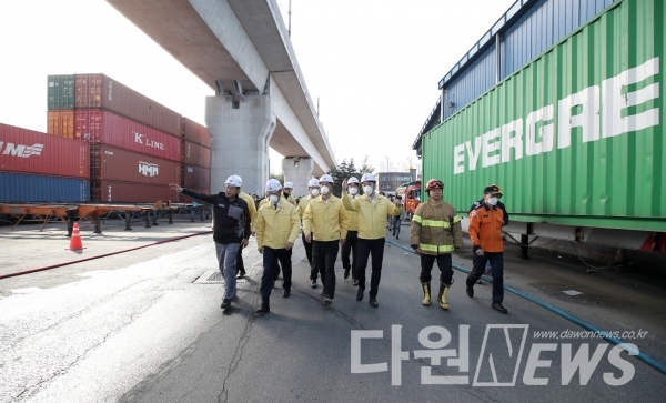 대전시의회 의원들이 14일 한국타이어 대전공장 화재현장을 찾아 피해상황을 점검하고 있다. ⓒ대전시의회