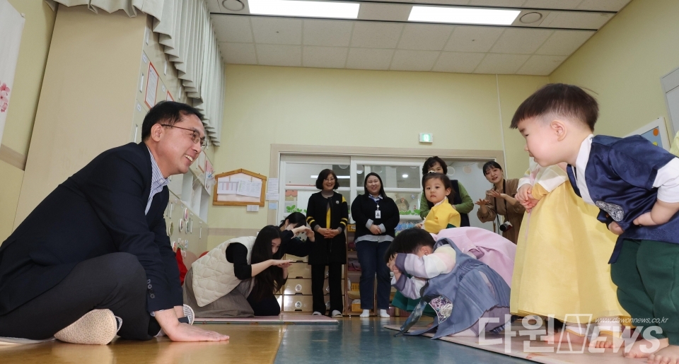 한솔 직장어린이집에서 아이들에게 새해 덕담을 건네고 있는 박희조 동구청장 ⓒ대전 동구청